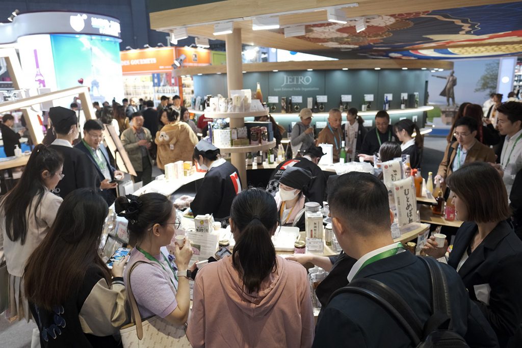 第六届中国国际进口博览会日本馆---高校“企业助理”尽心竭力!