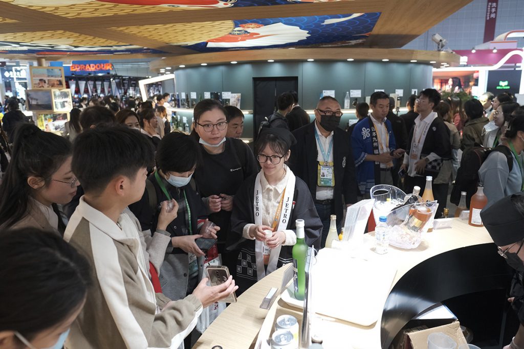 第六届中国国际进口博览会日本馆---高校“企业助理”尽心竭力!